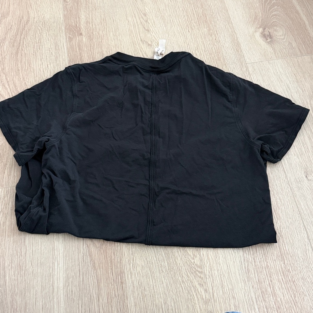 Lululemon tee - Picture 3 of 3